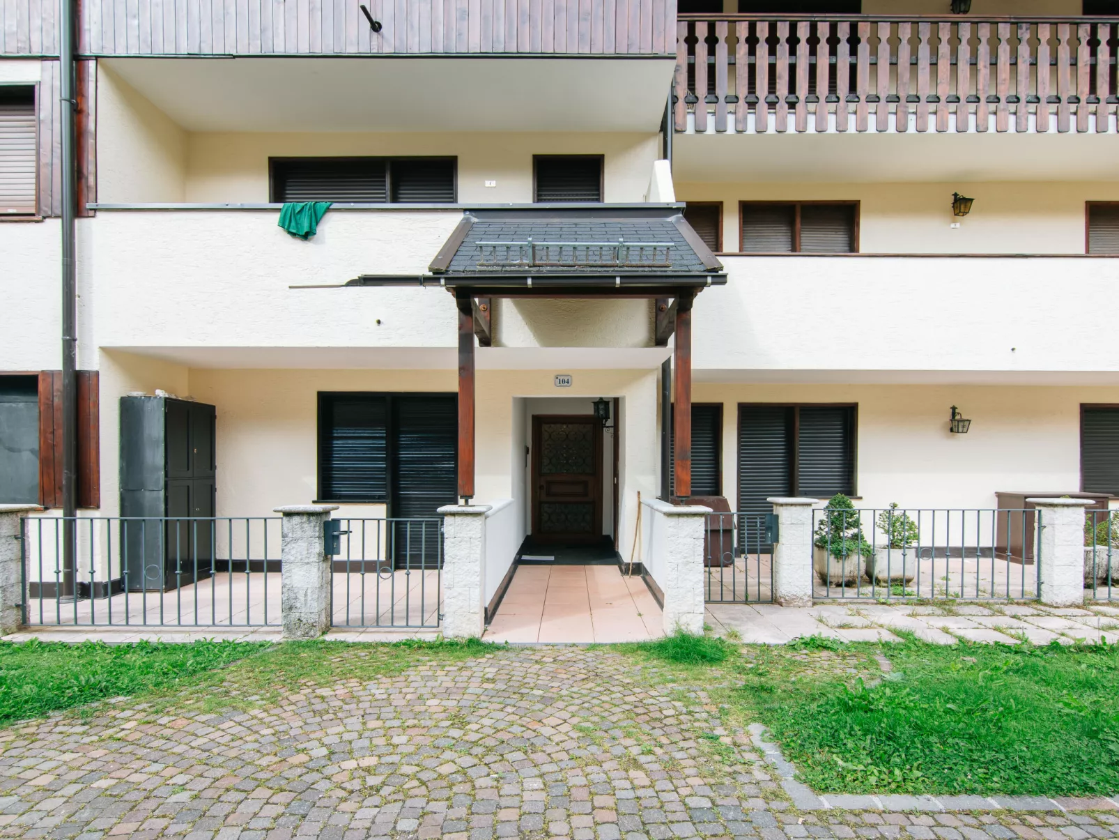 Apt 18-Outside