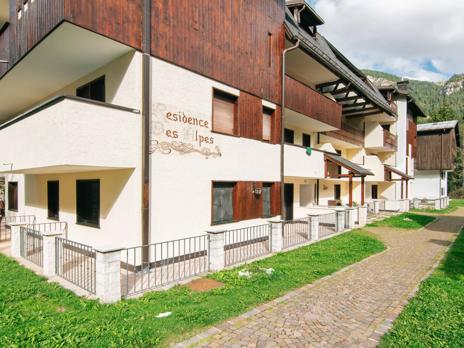 Apt 18-Outside