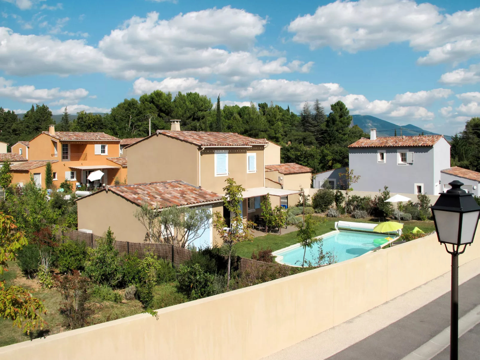 Le Clos Savornin V8ID-Outside