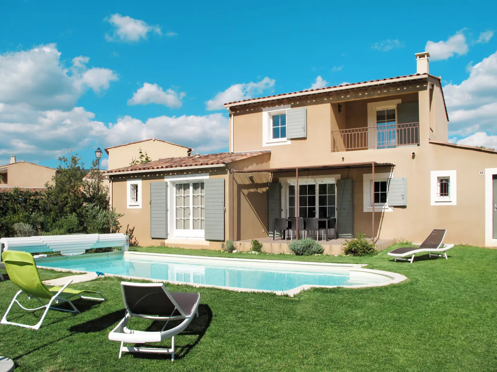 Le Clos Savornin V8ID-Outside