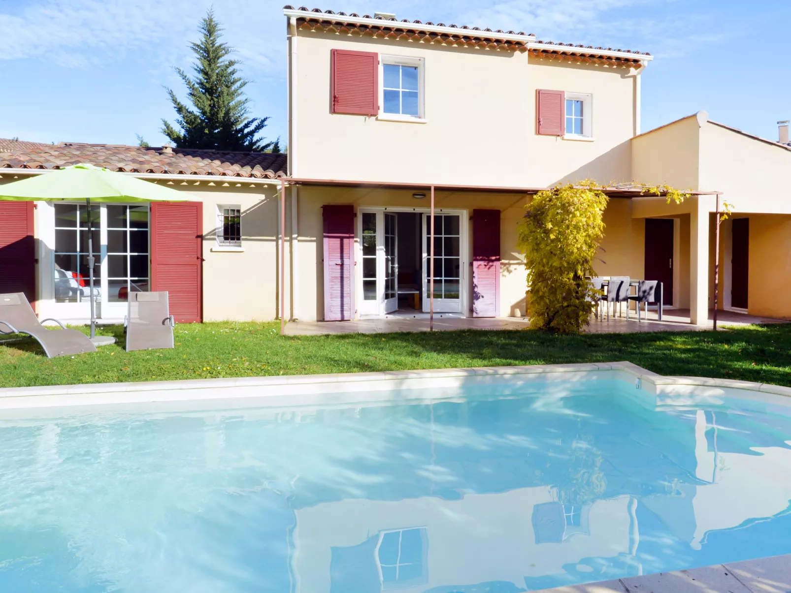 Le Clos Savornin V8ID-Outside