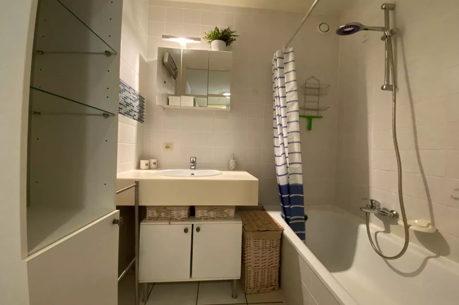 Ysera III 109-Bathroom