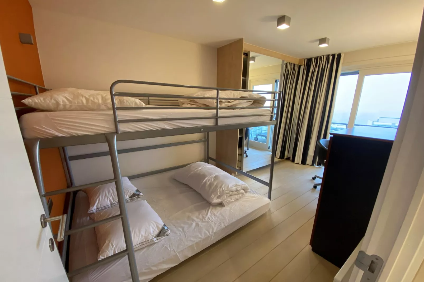 SEASIGHT BC C1401GAR-Bedroom