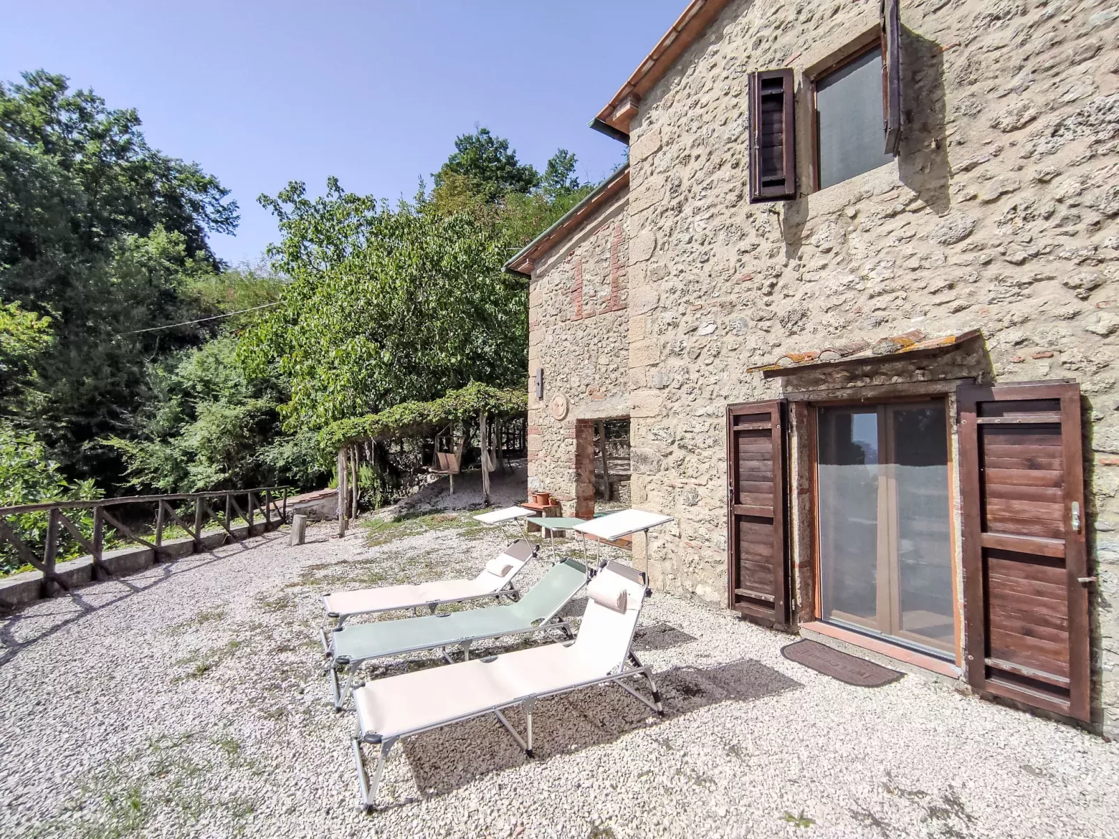 Il Grillo Parlante-Outside