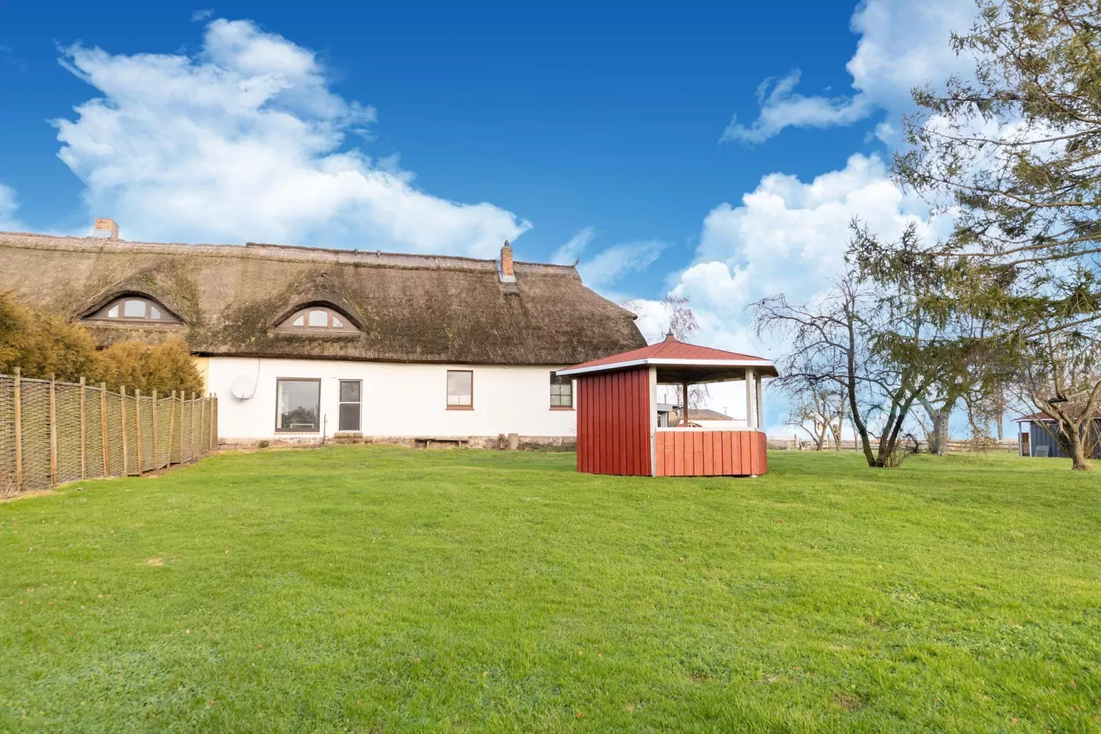 Ferienhaus am Peenebach in Klein Bünzow-Gardens summer