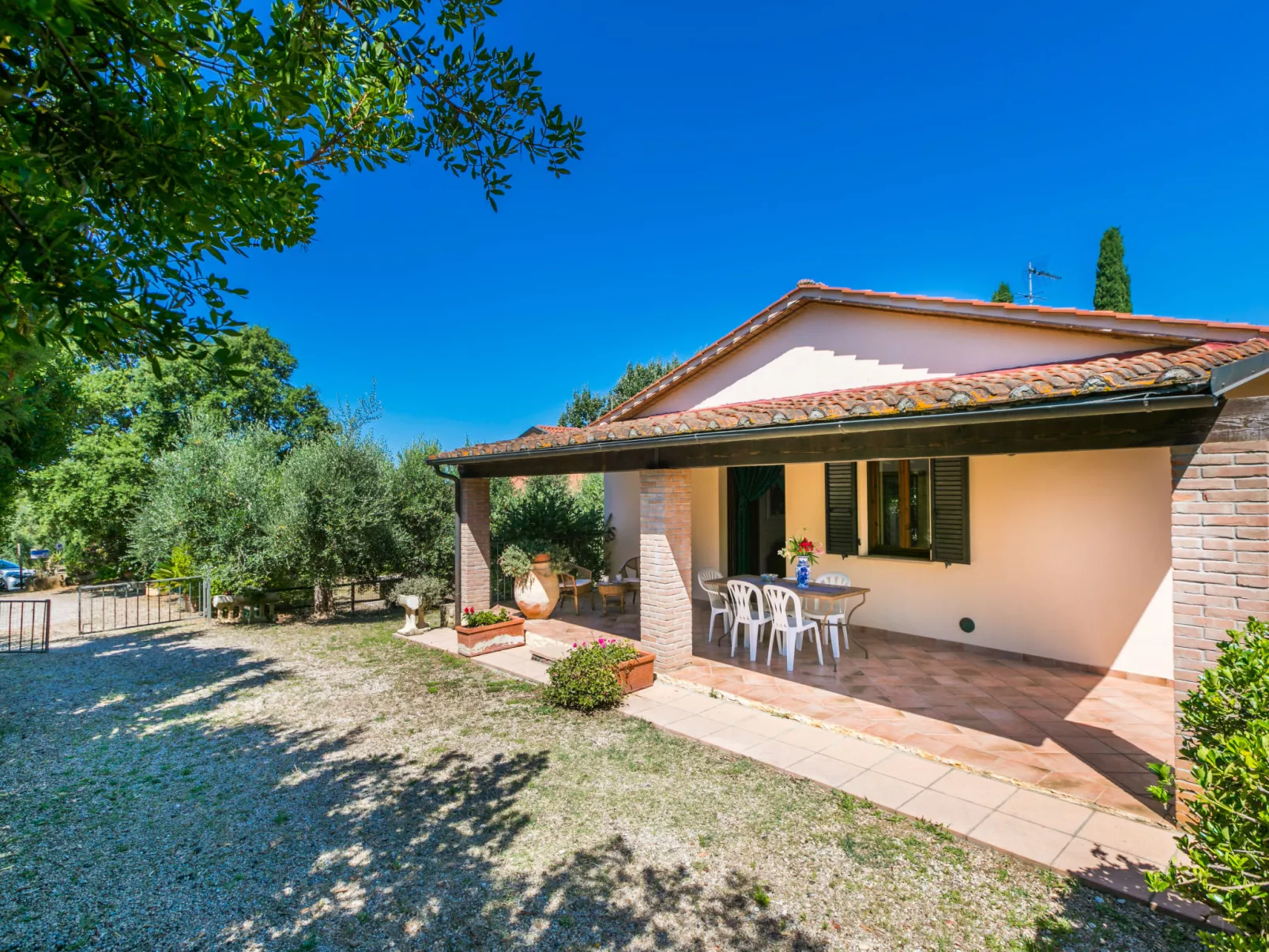 Oliveta 2-Outside