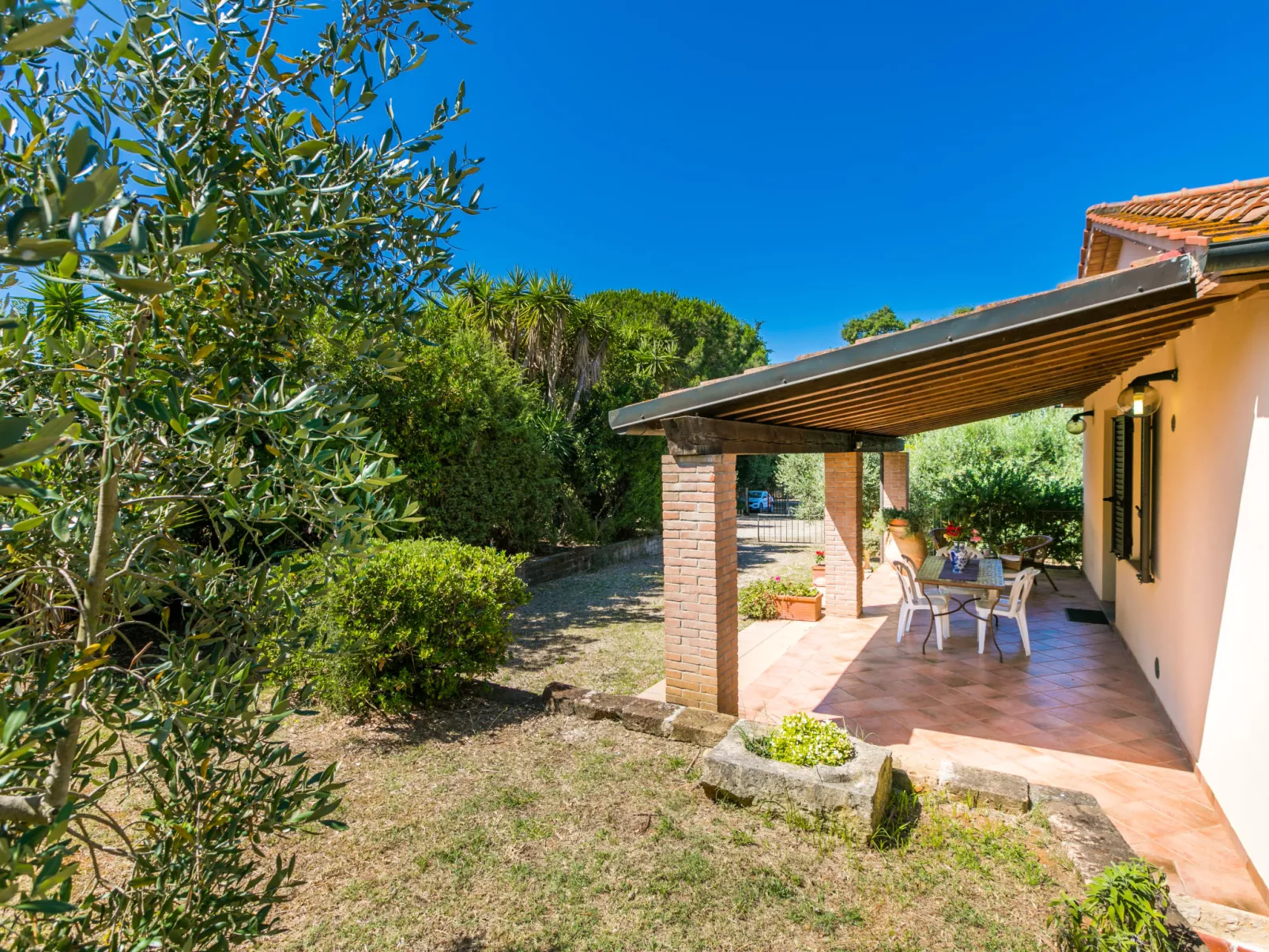 Oliveta 2-Outside