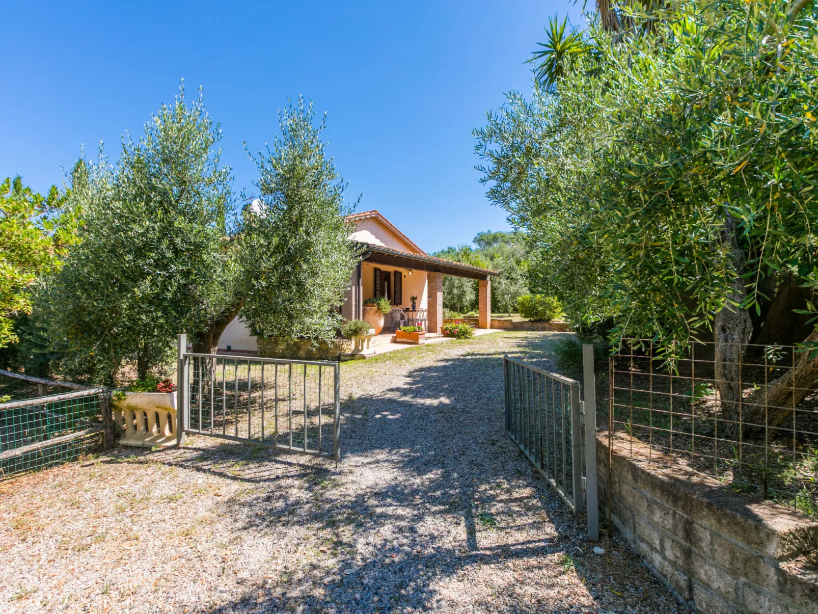 Oliveta 2-Outside