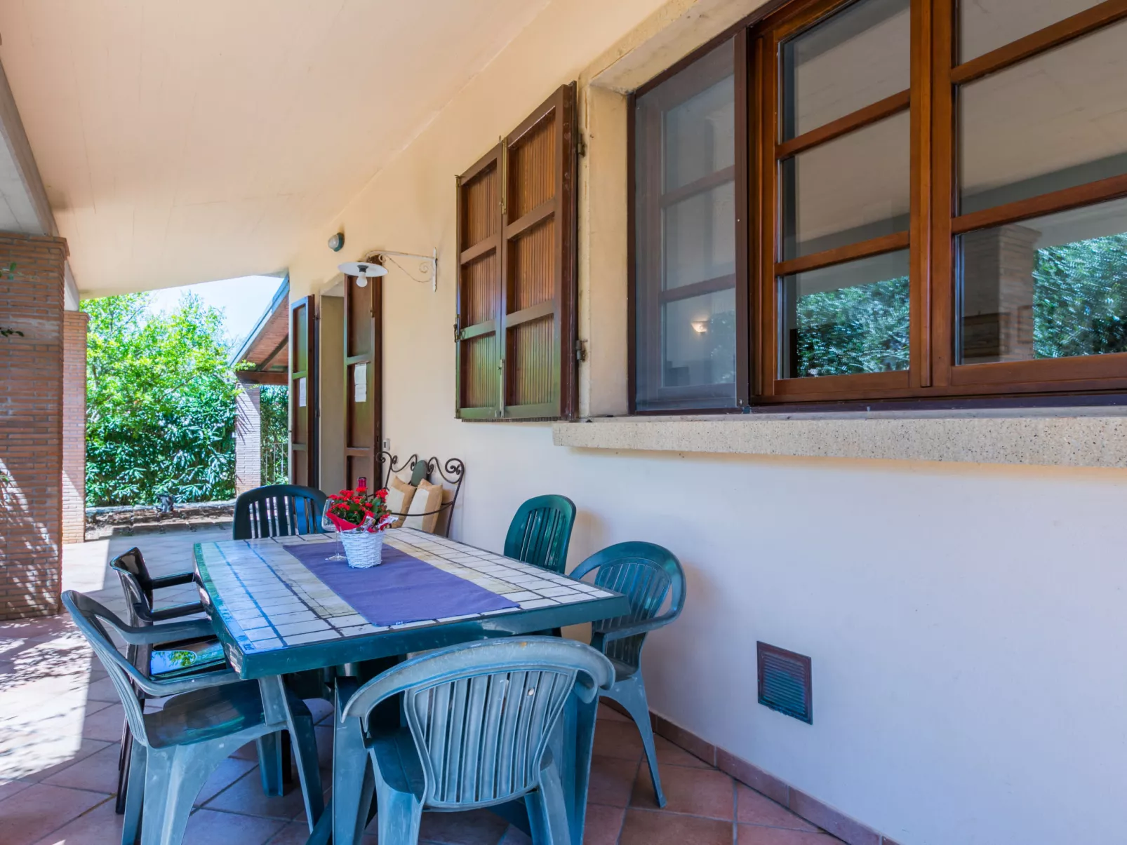 Oliveta 1-Outside