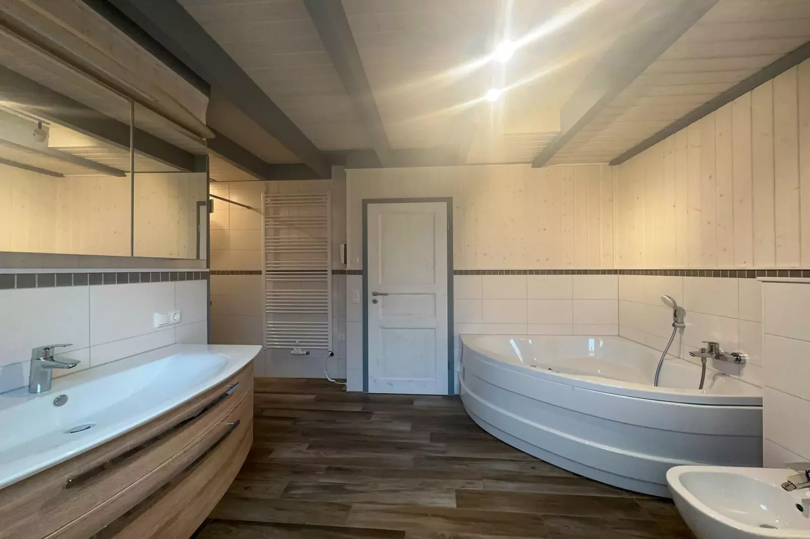 Schwan 311-Bathroom