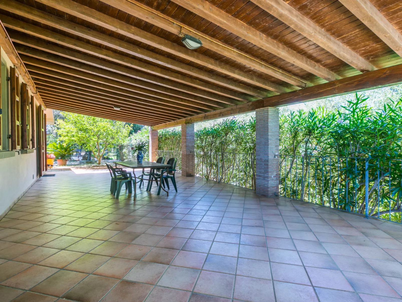Oliveta 1-Outside