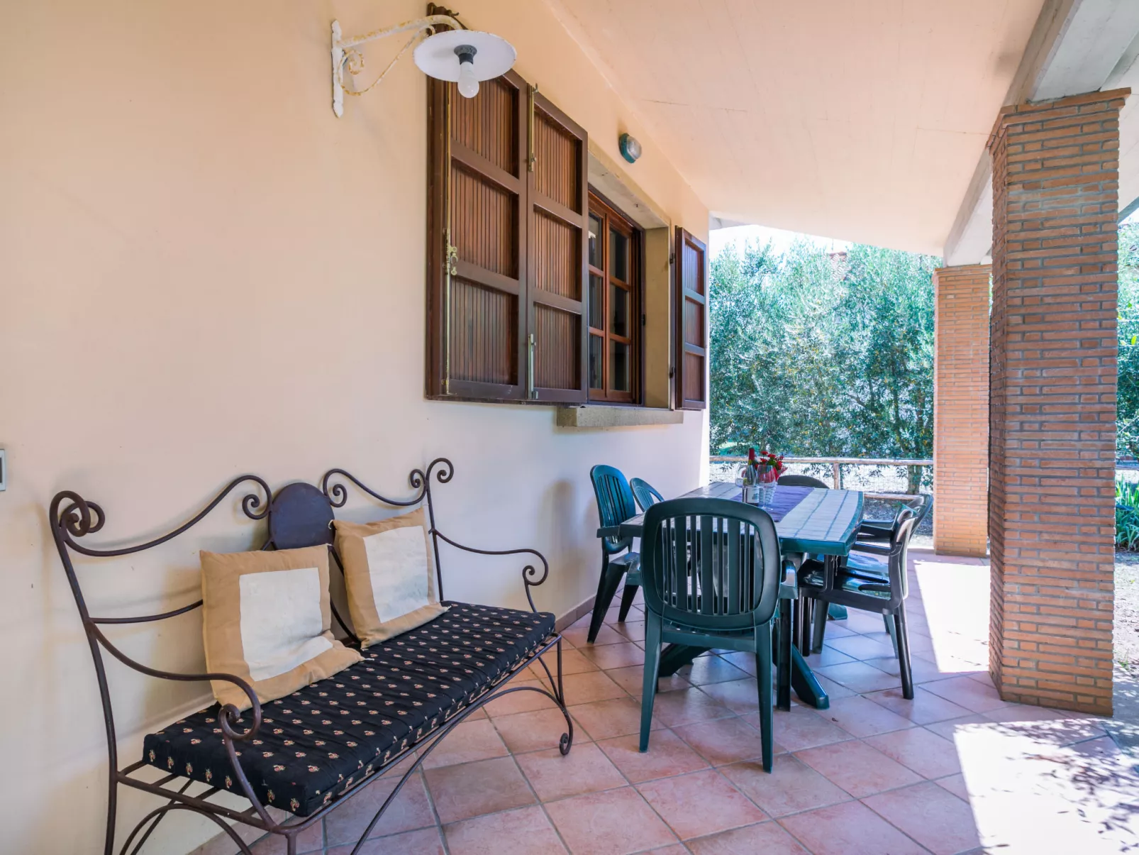 Oliveta 1-Outside