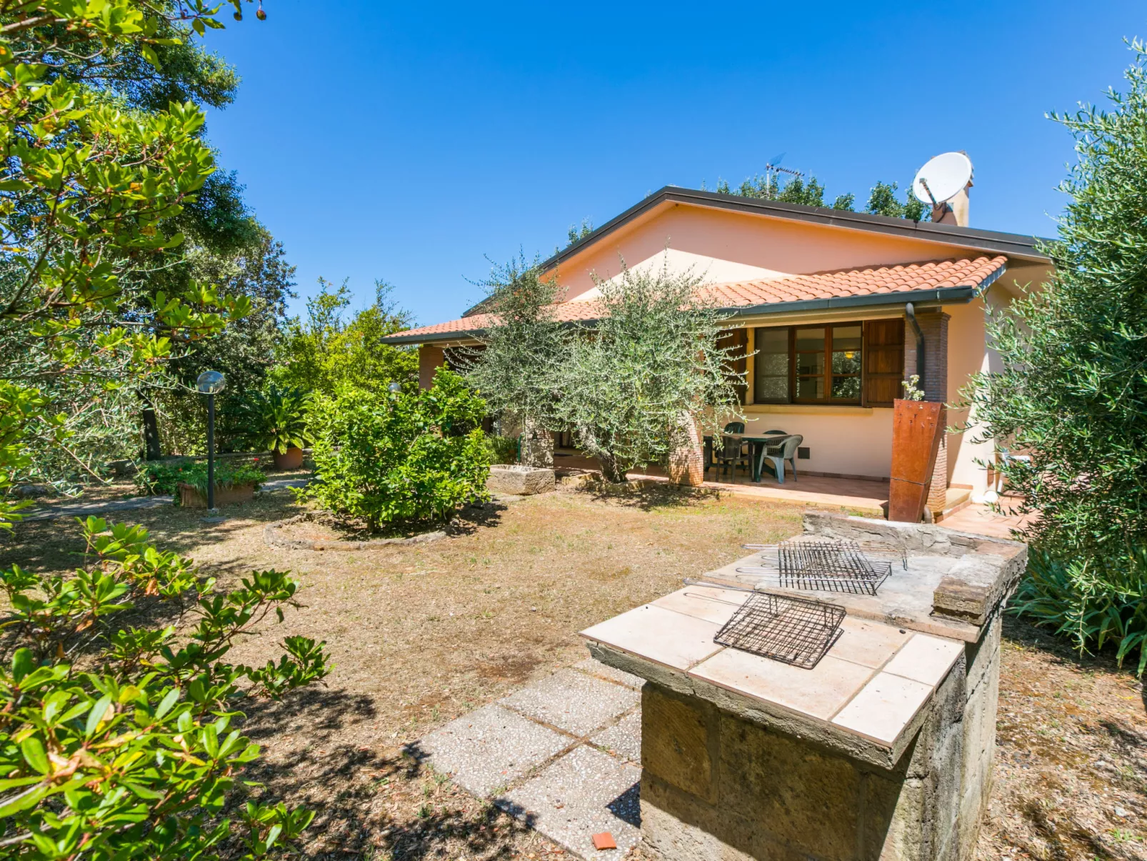 Oliveta 1-Outside