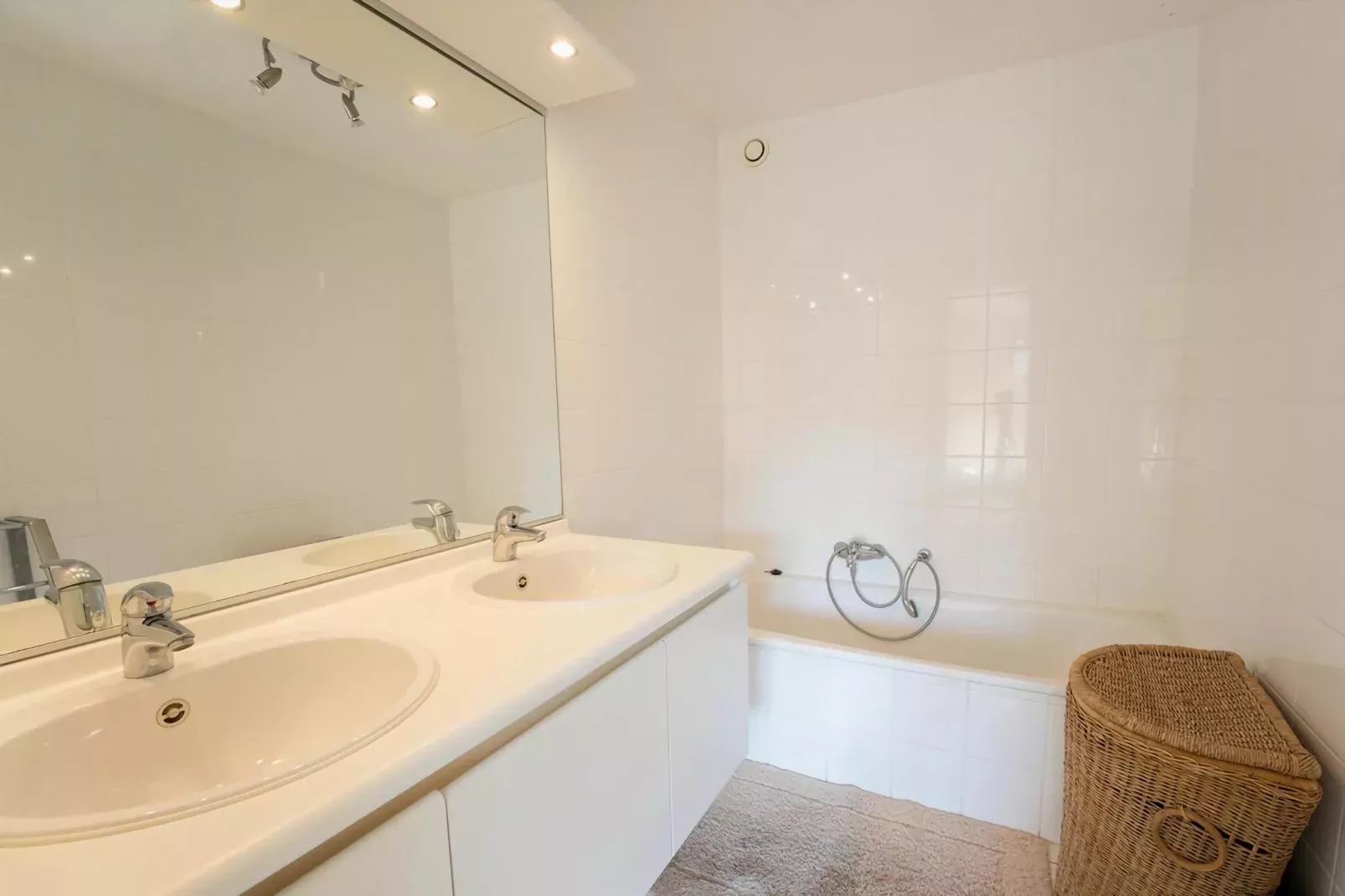 PLAZA A1/A1B01-Bathroom
