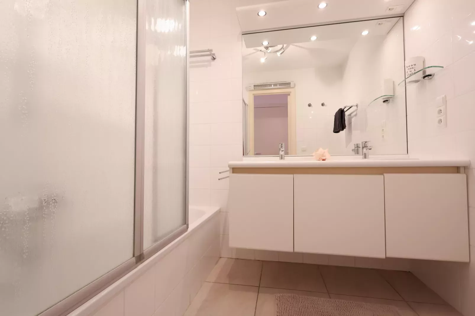 PLAZA A1/A1A02-Bathroom