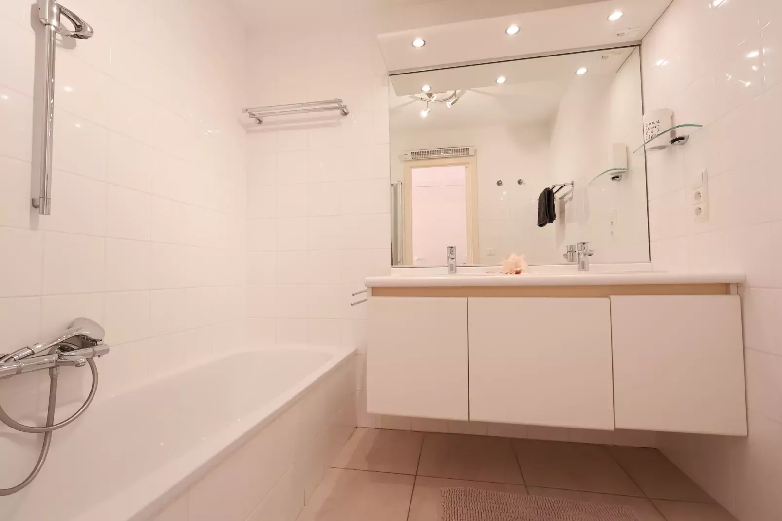 PLAZA A1/A1A02-Bathroom