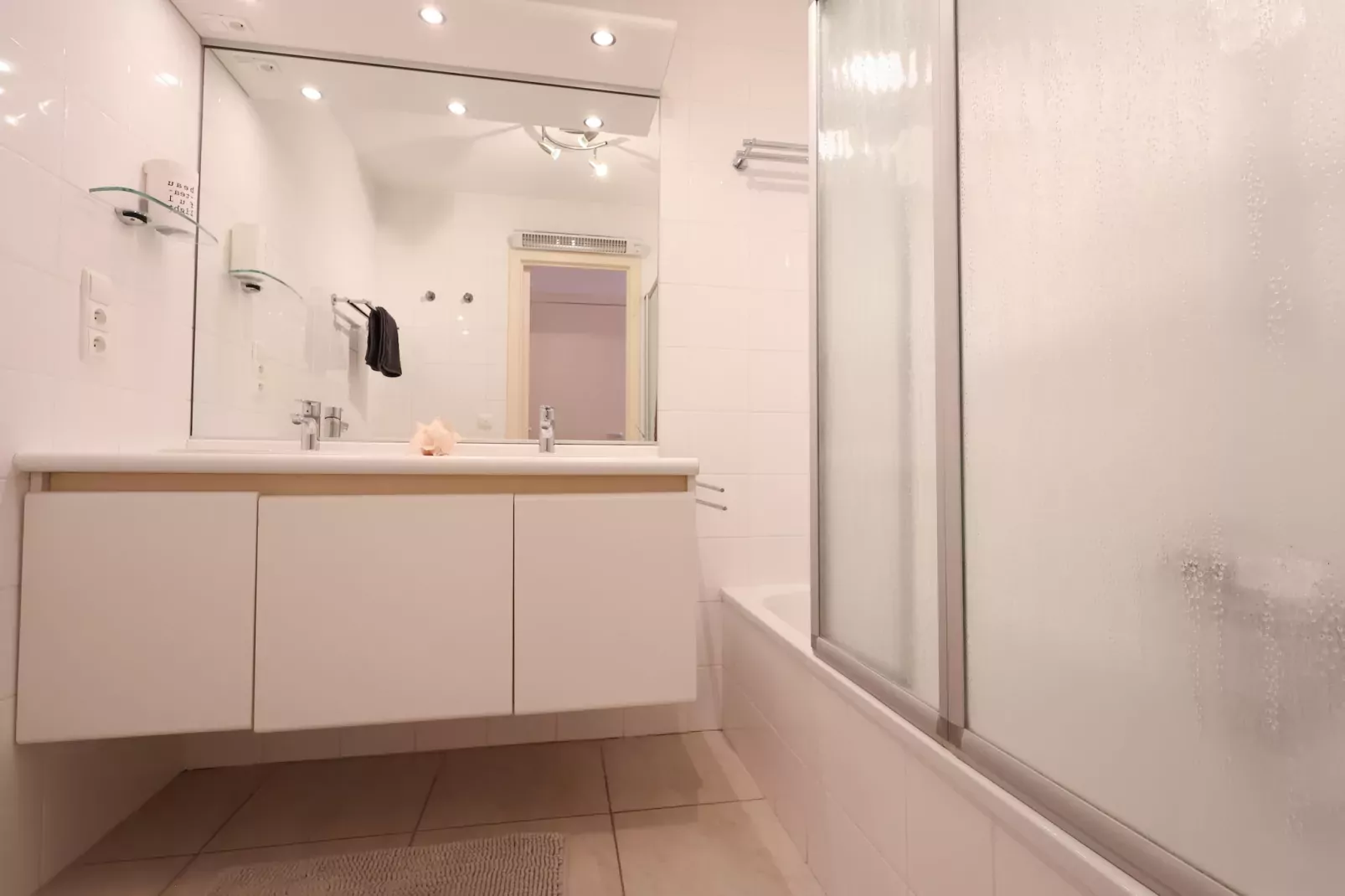 PLAZA A1/A1A02-Bathroom