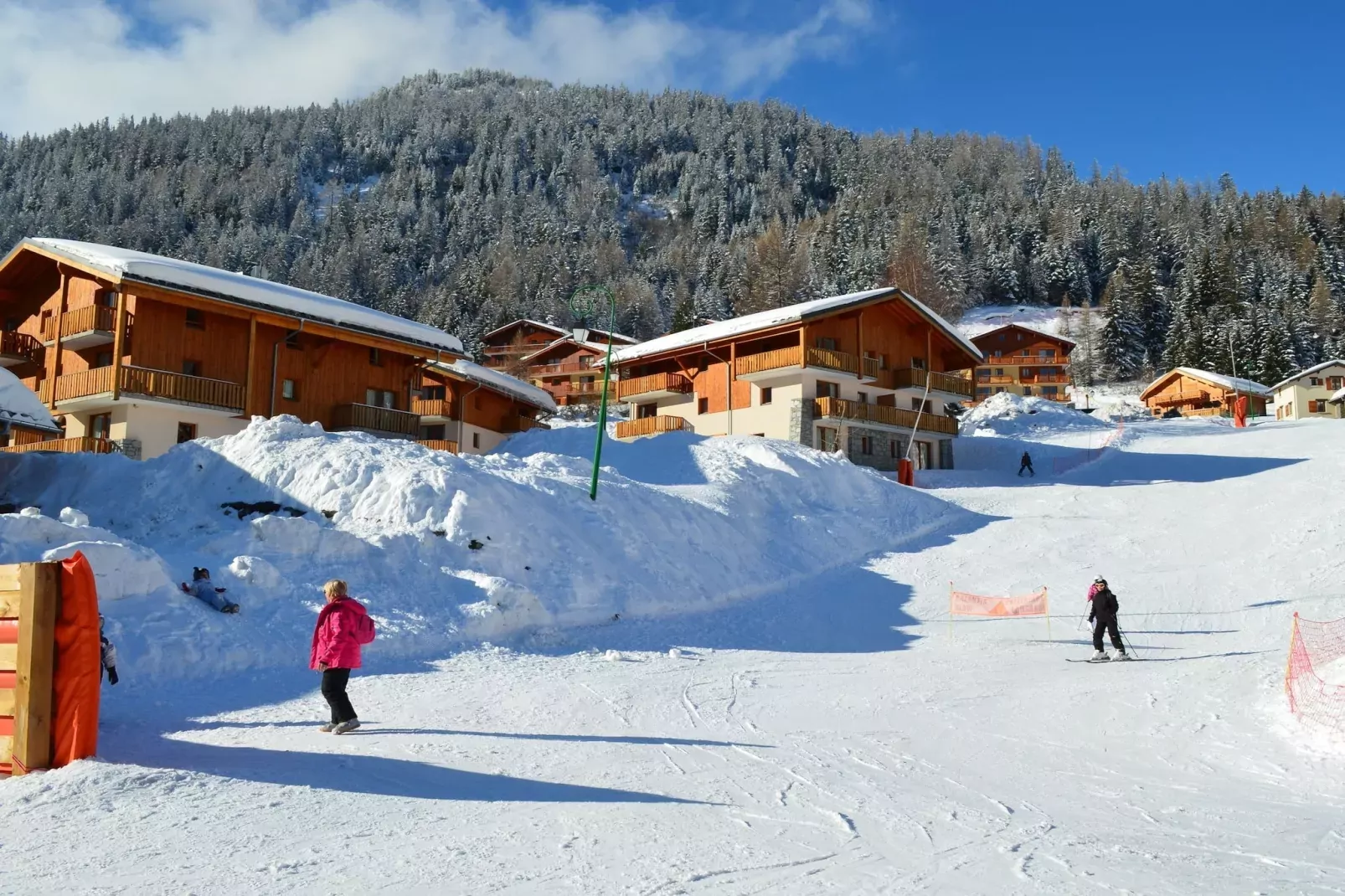 Les Chalets de la Ramoure 2-Area winter 1km