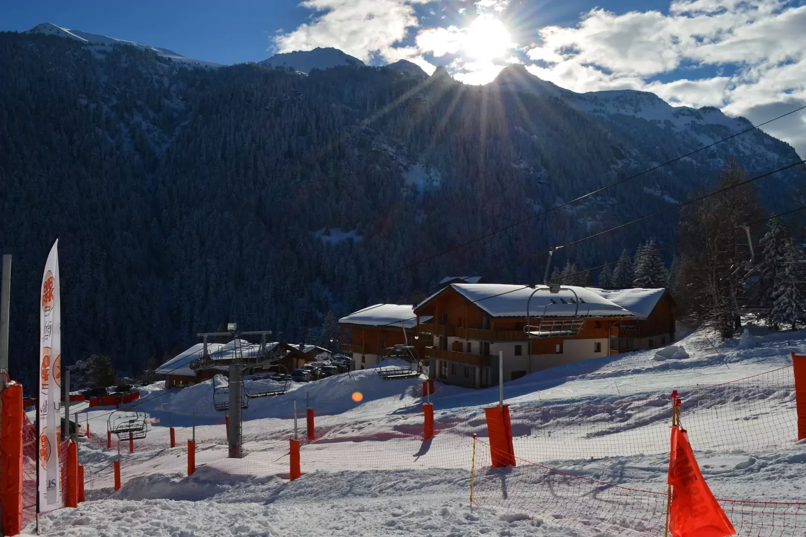 Les Chalets de la Ramoure 2-Area winter 1km