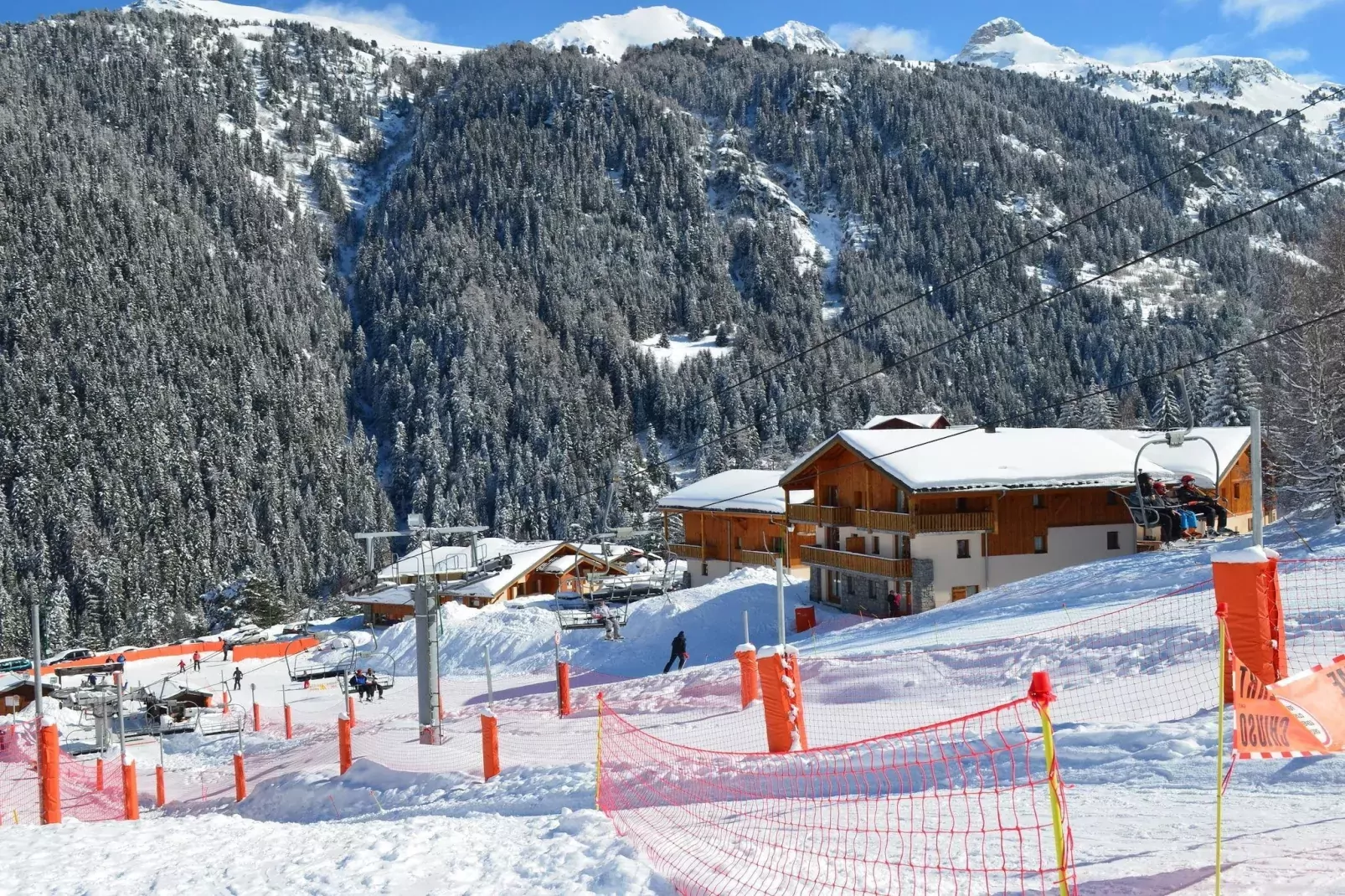 Les Chalets de la Ramoure 2-Area winter 1km