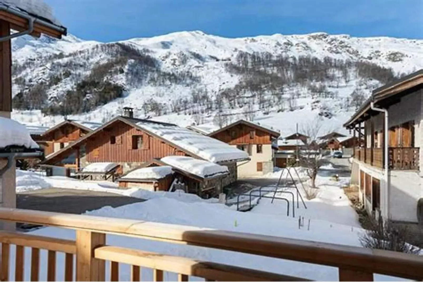 Les Chalets de l'Arvan II 2-Area winter 1km