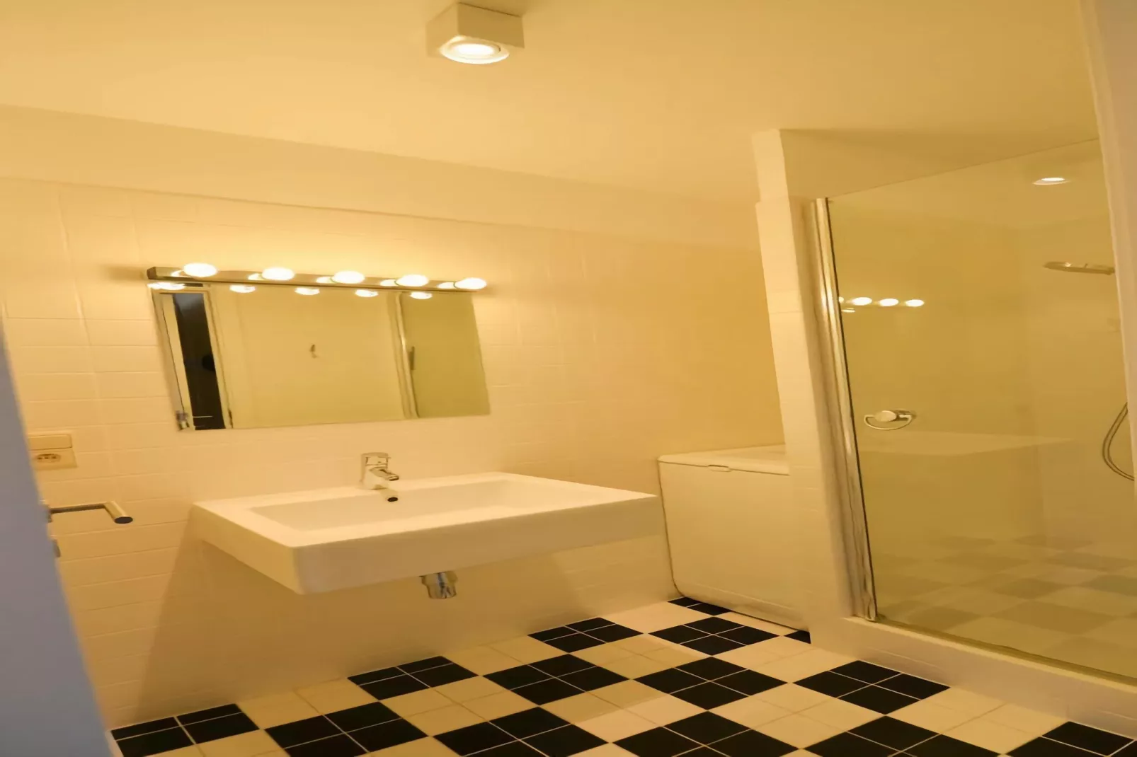ALEXINE/ALEX0601-Badezimmer