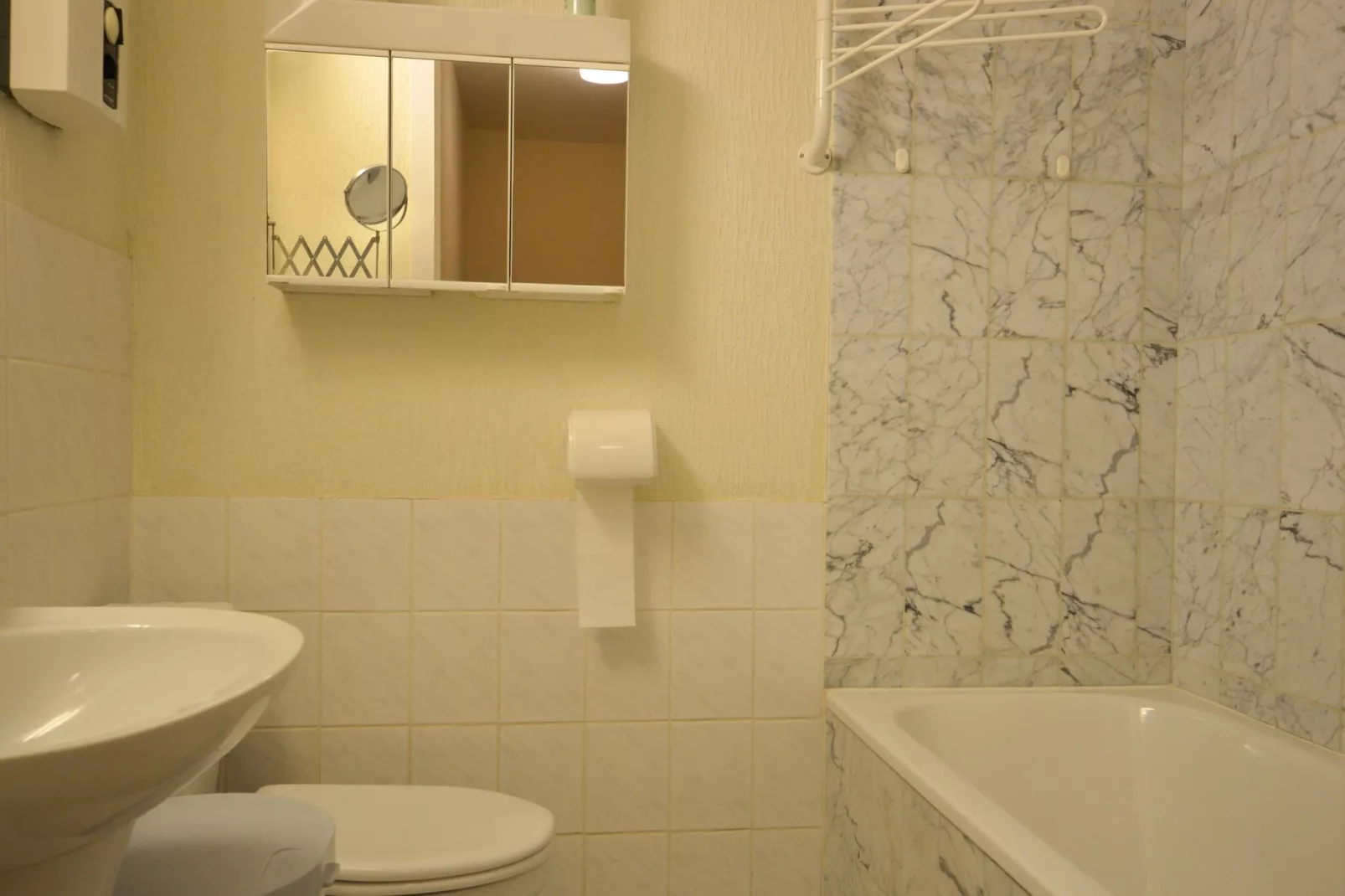 PLAZA I/0802-Bathroom