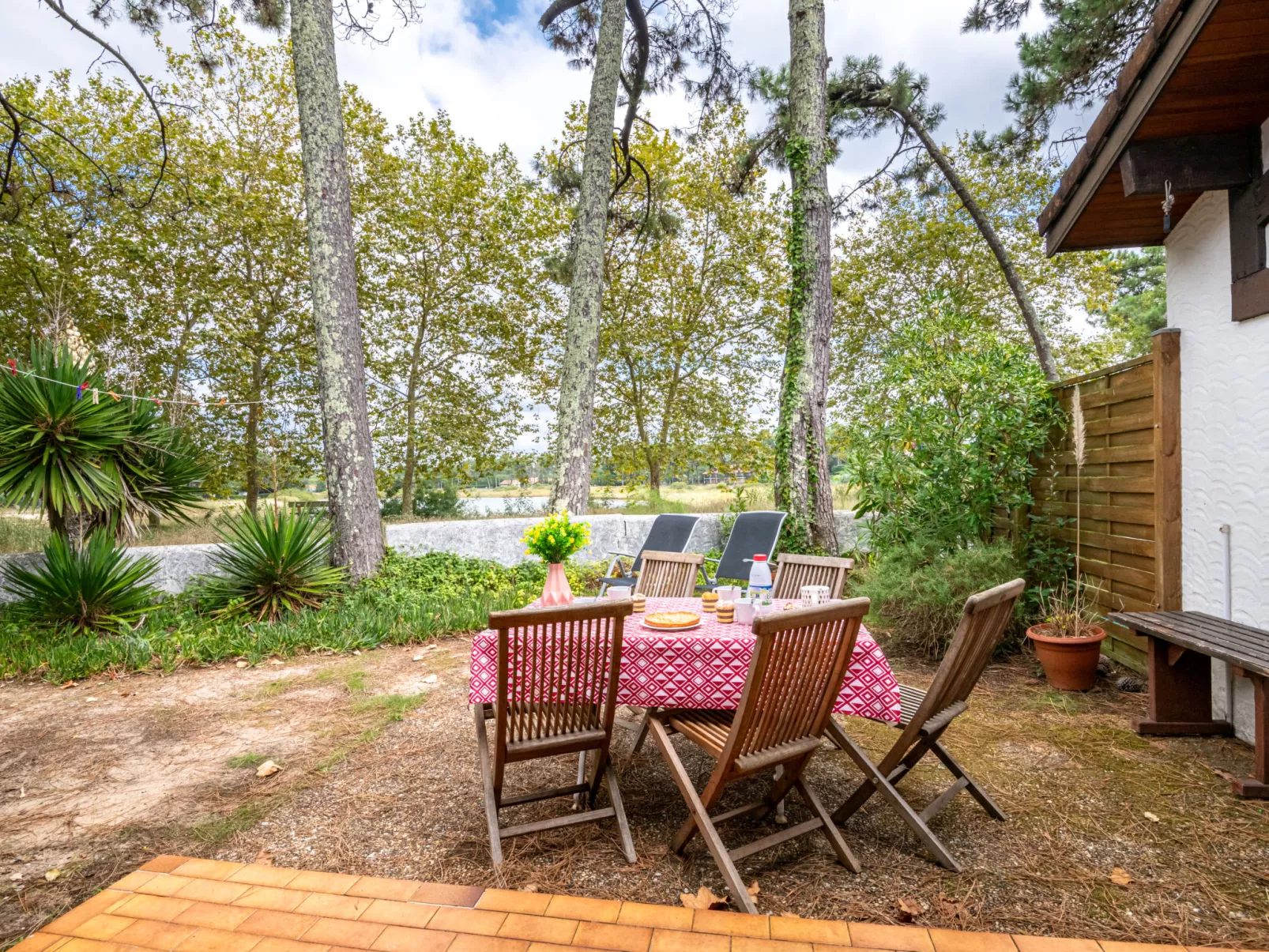 Hameau du courant-Outside