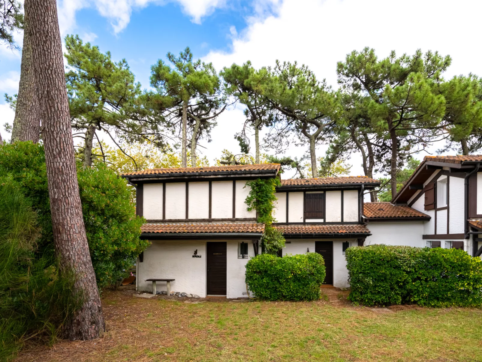 Hameau du courant-Outside