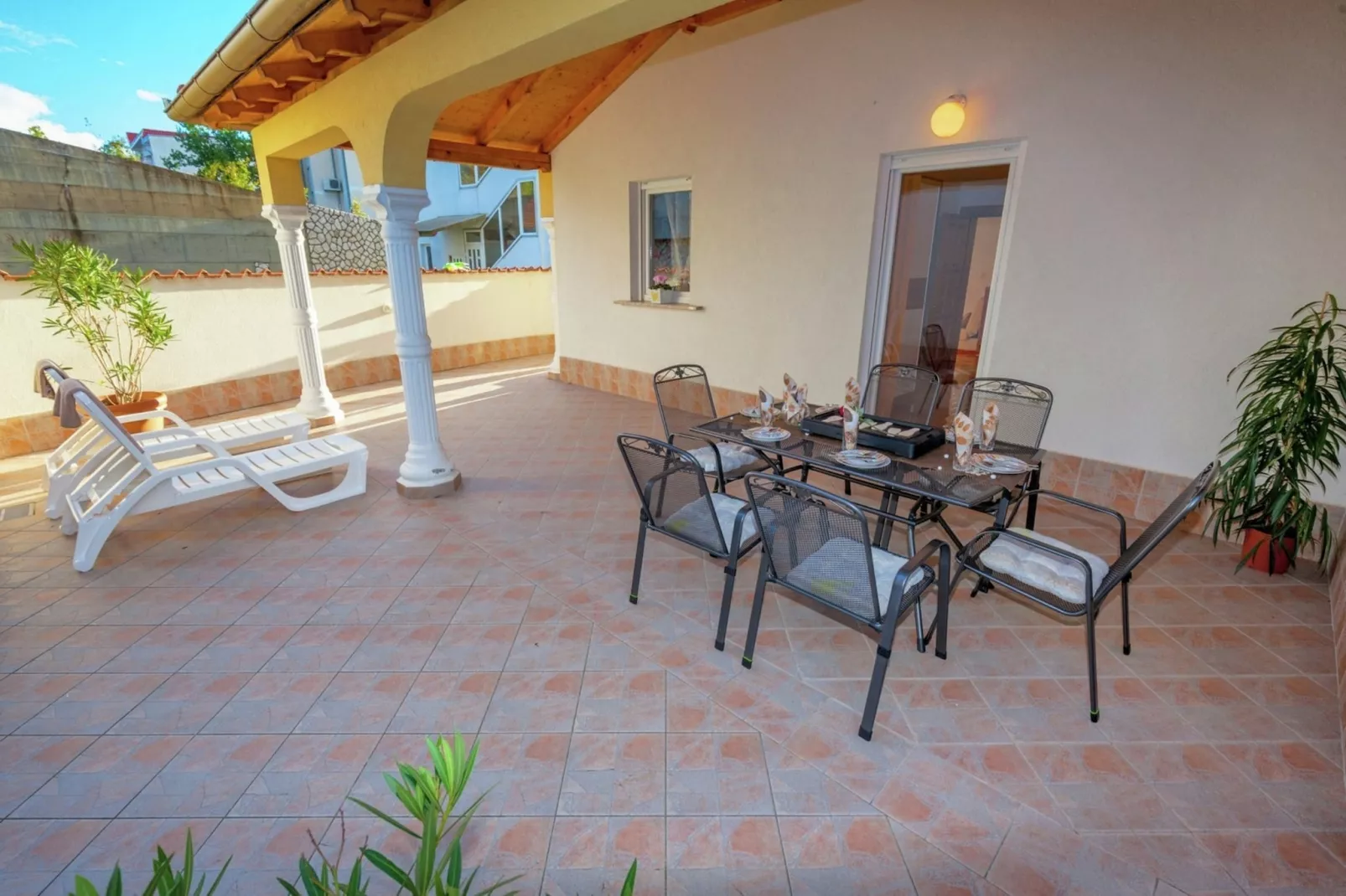 Villa Oleandar 8-Gardens summer