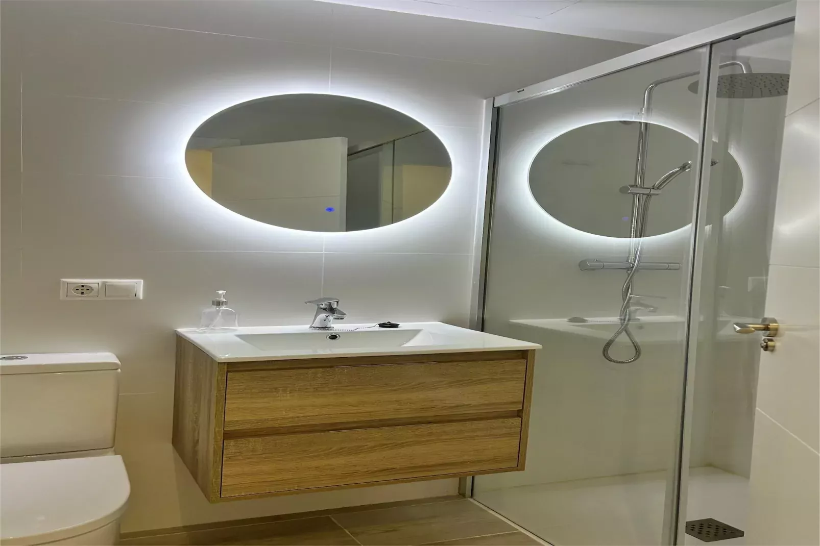 El Poeta-Bathroom