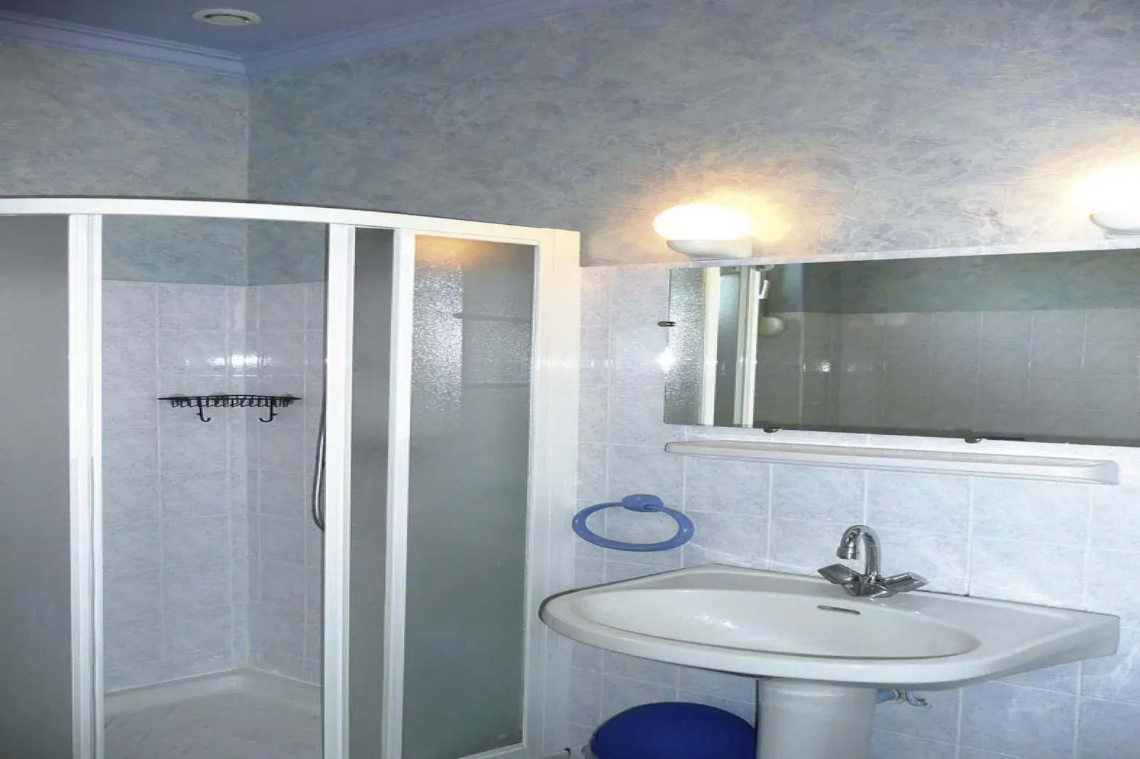 Nice holiday home near the beach Pléneuf Val André-Badezimmer