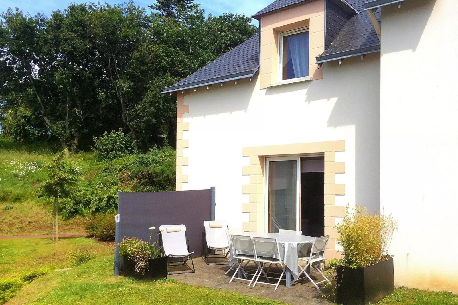 Terraced house St Quay-Portrieux-Exterior summer
