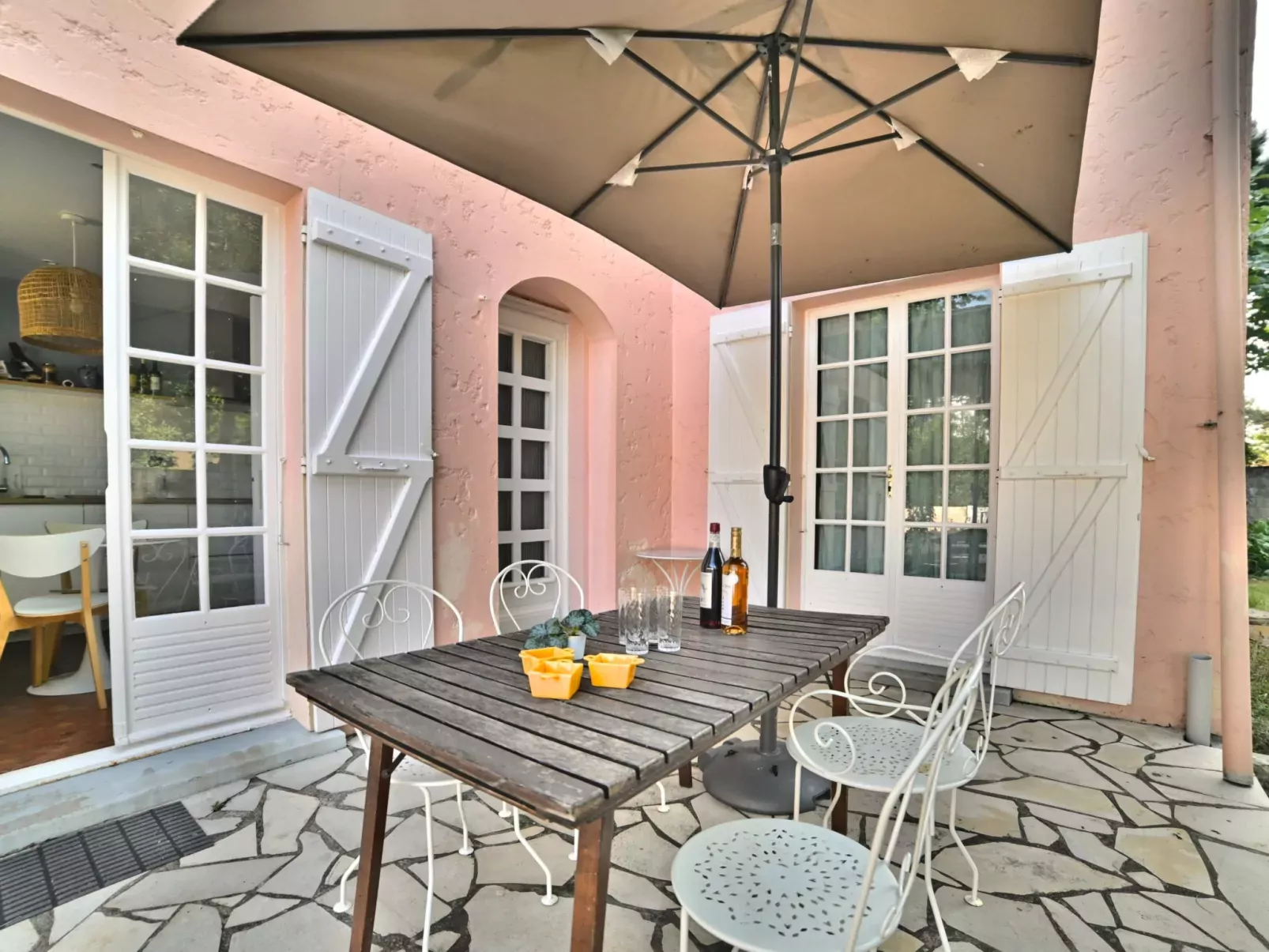 La Villa Rose-Outside