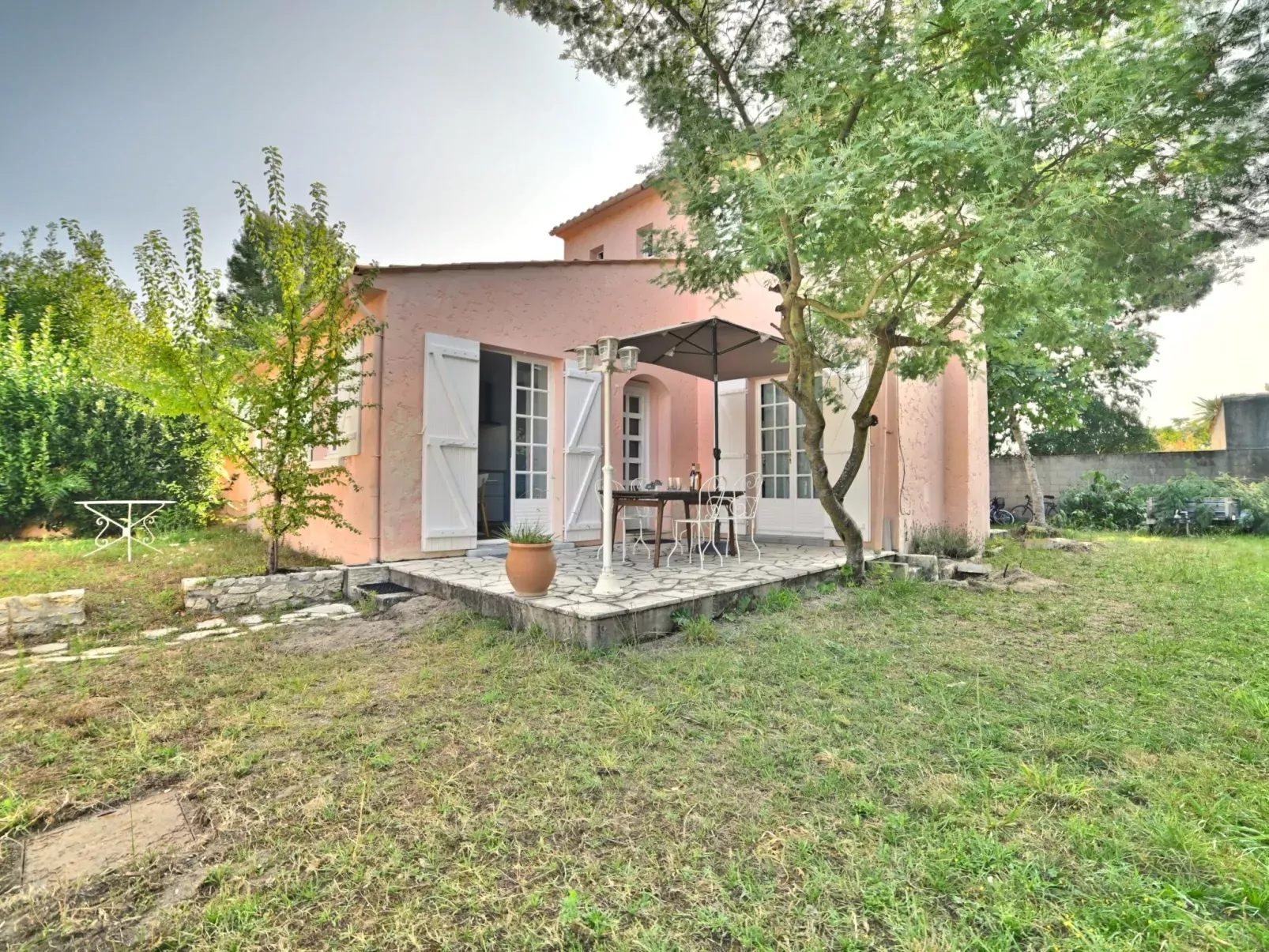 La Villa Rose-Outside