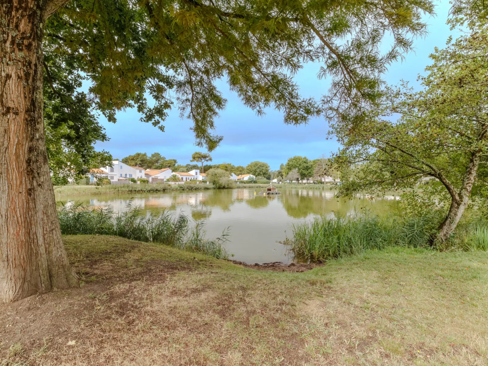 Les Maisons du Lac-Outside