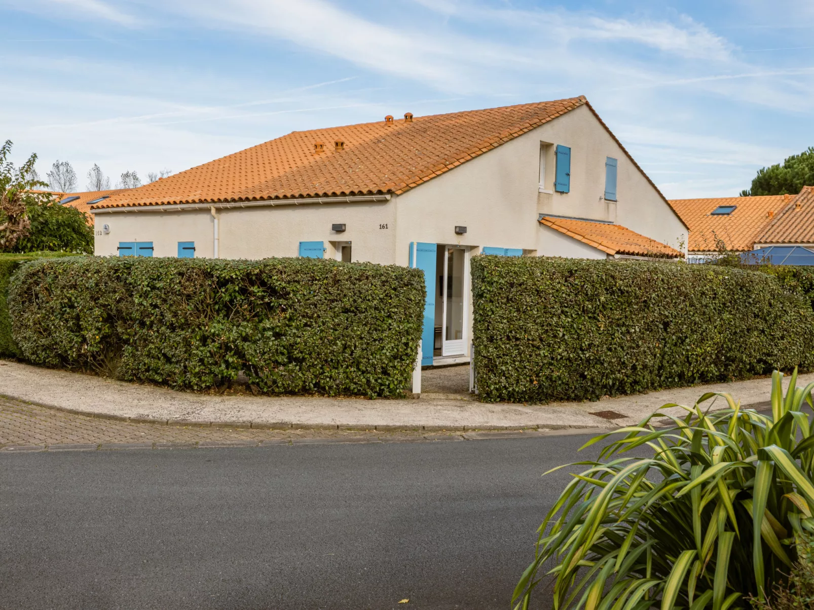 Les Charmilles-Outside