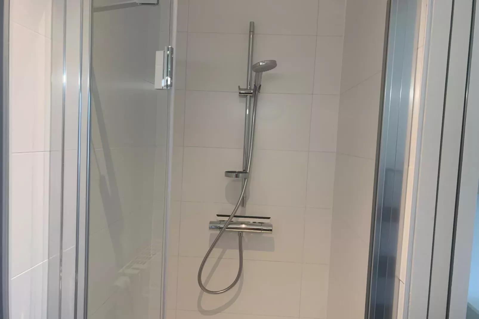 KARTHUIZER E1 0101PK-Bathroom