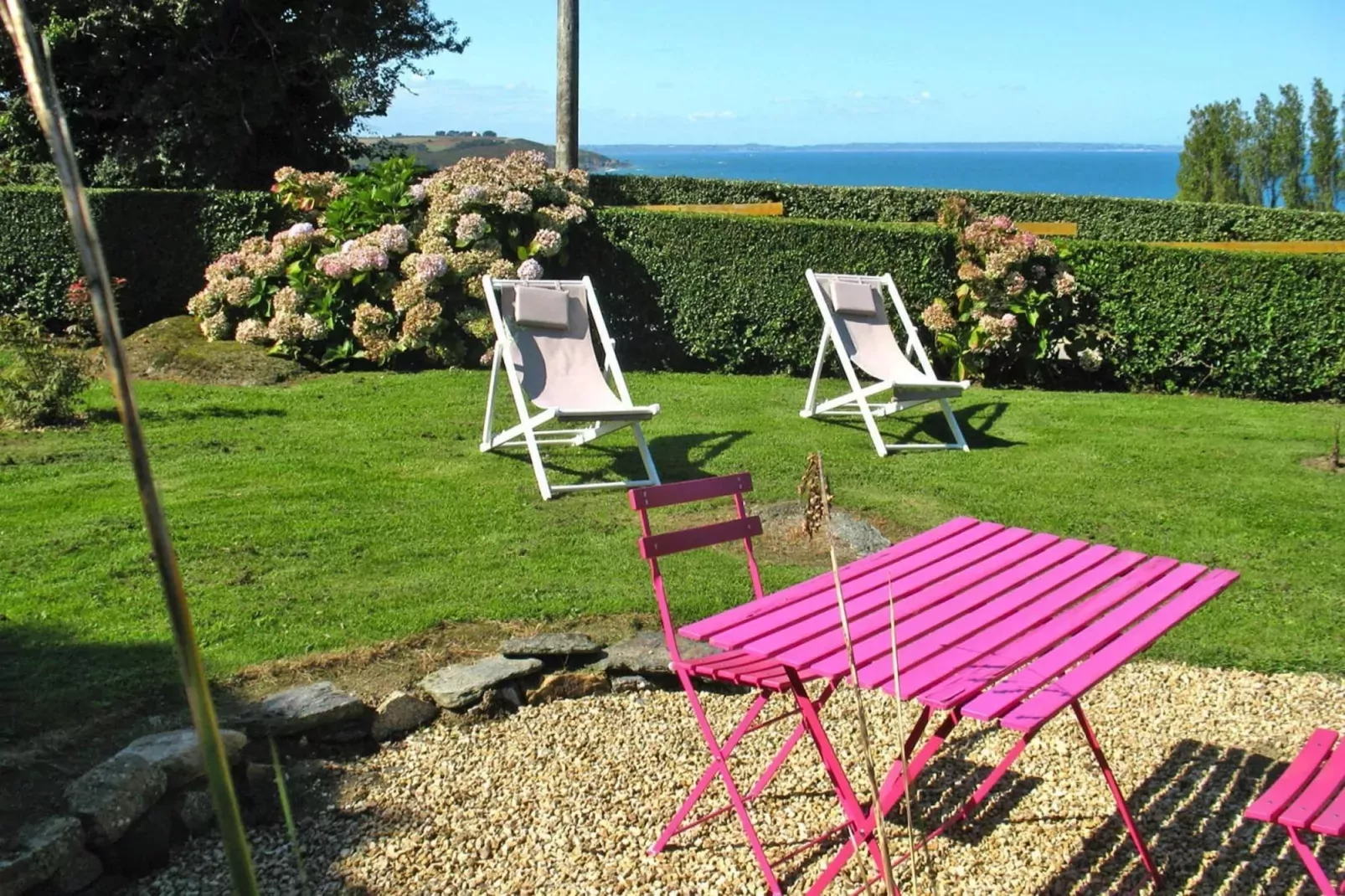 Natural stone cottage with garden and sea view on Breton estate Plougasnou-Terrassenbalkon