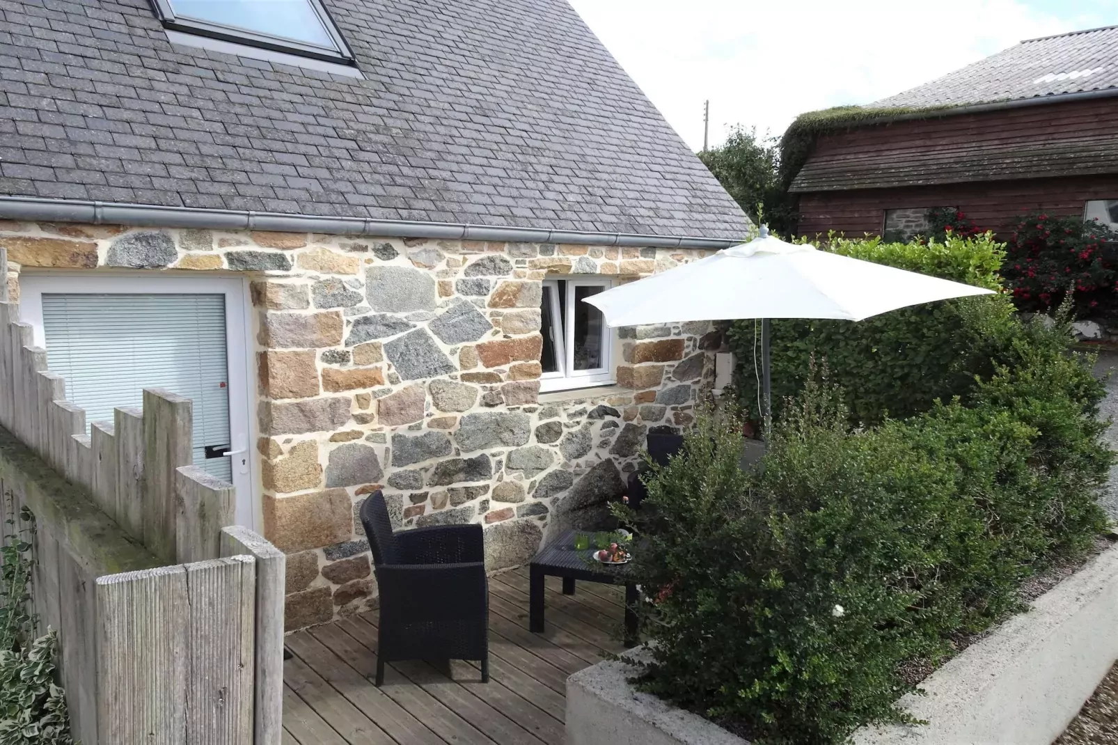 Natural stone cottage with garden and sea view on Breton estate Plougasnou-Außenbereich Sommer