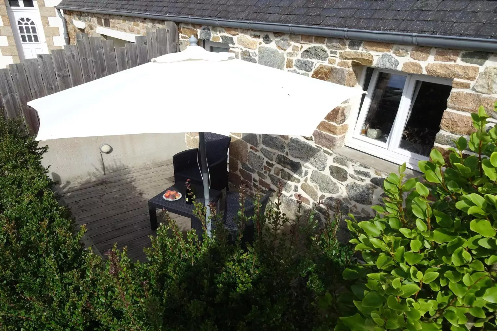 Natural stone cottage with garden and sea view on Breton estate Plougasnou-Außenbereich Sommer