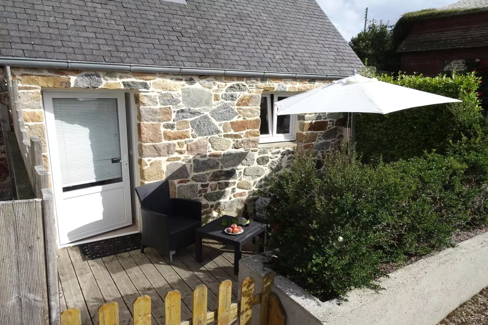 Natural stone cottage with garden and sea view on Breton estate Plougasnou-Außenbereich Sommer