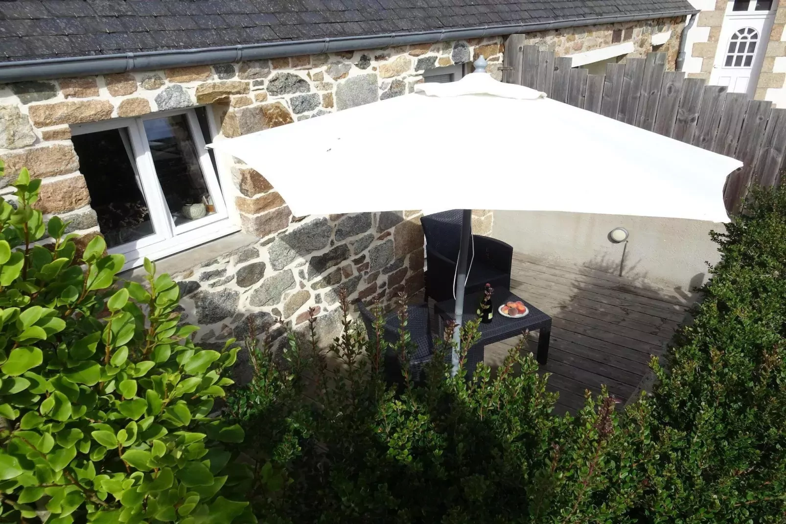 Natural stone cottage with garden and sea view on Breton estate Plougasnou-Außenbereich Sommer