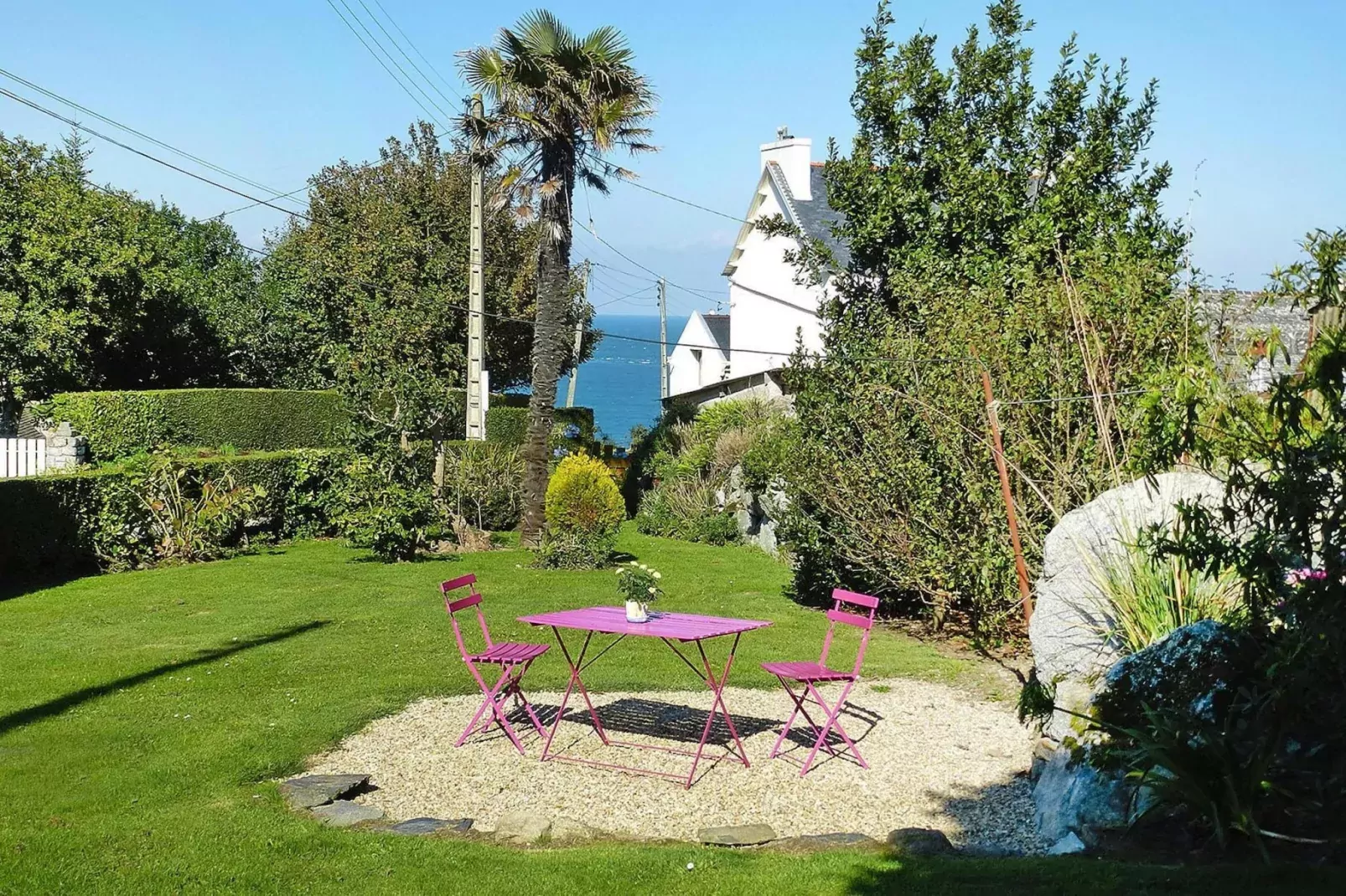 Natural stone cottage with garden and sea view on Breton estate Plougasnou-Terrassenbalkon