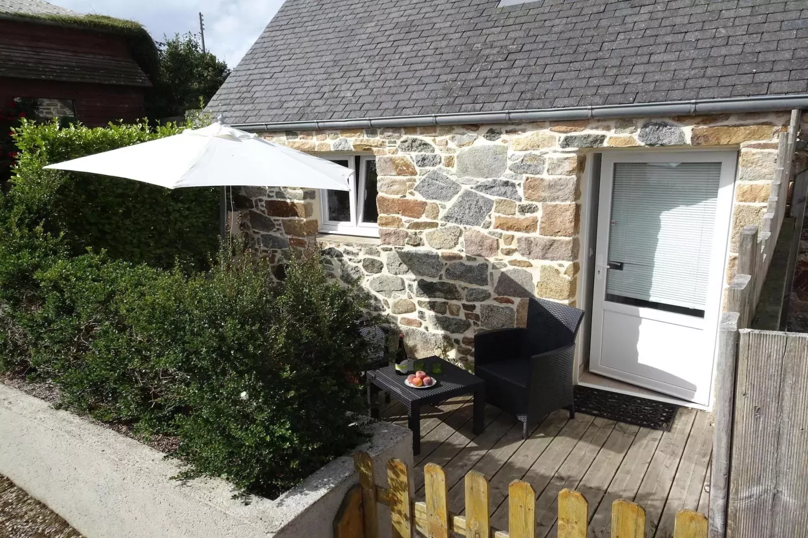 Natural stone cottage with garden and sea view on Breton estate Plougasnou-Außenbereich Sommer
