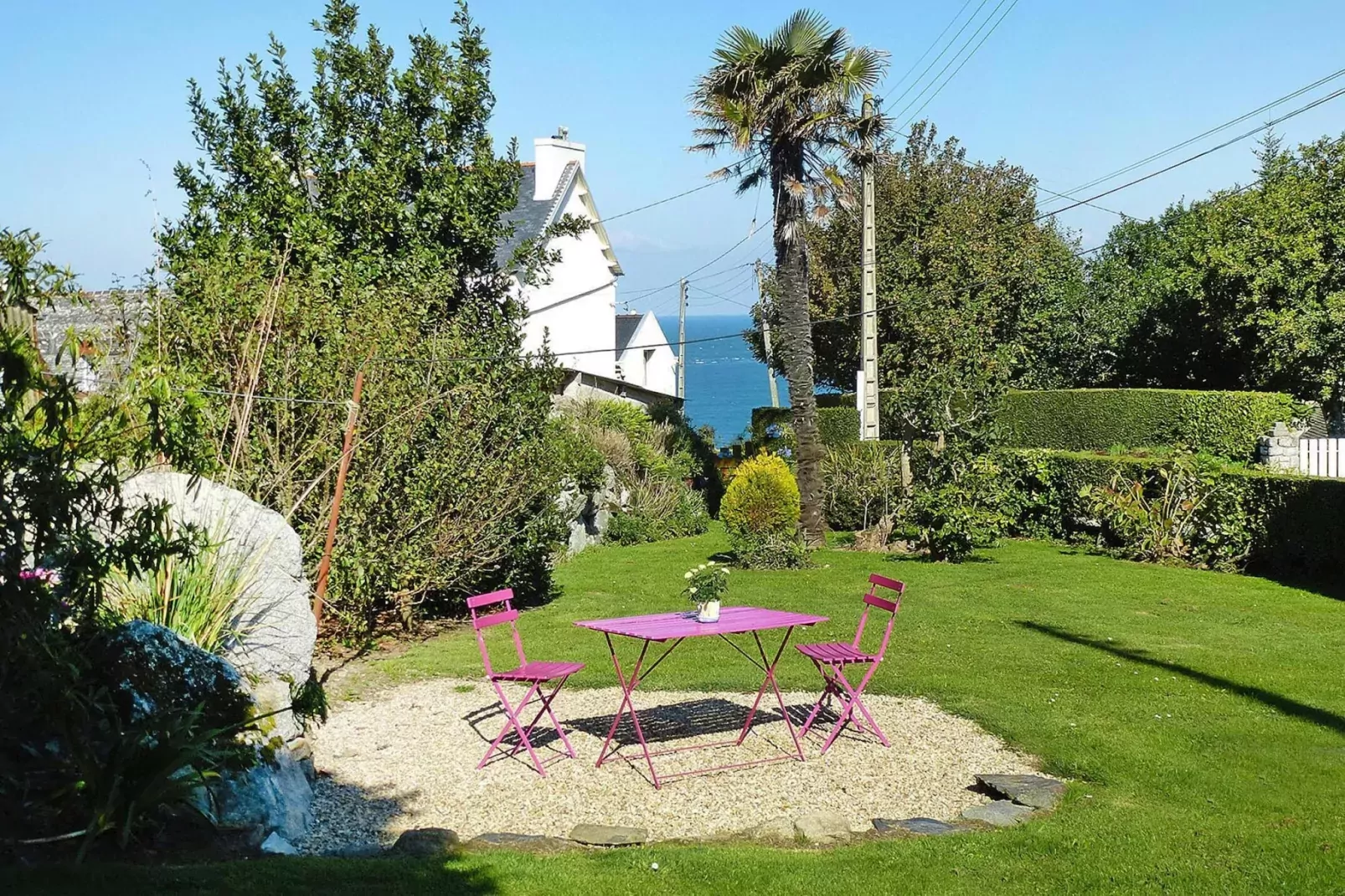 Natural stone cottage with garden and sea view on Breton estate Plougasnou-Terrassenbalkon