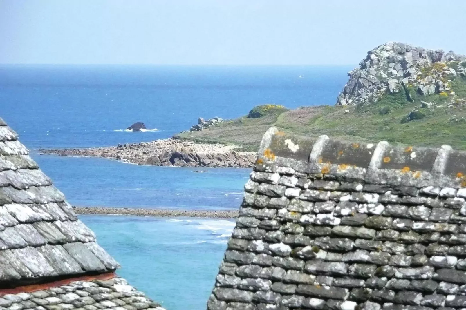 Natural stone cottage with garden and sea view on Breton estate Plougasnou-Aussicht Sommer