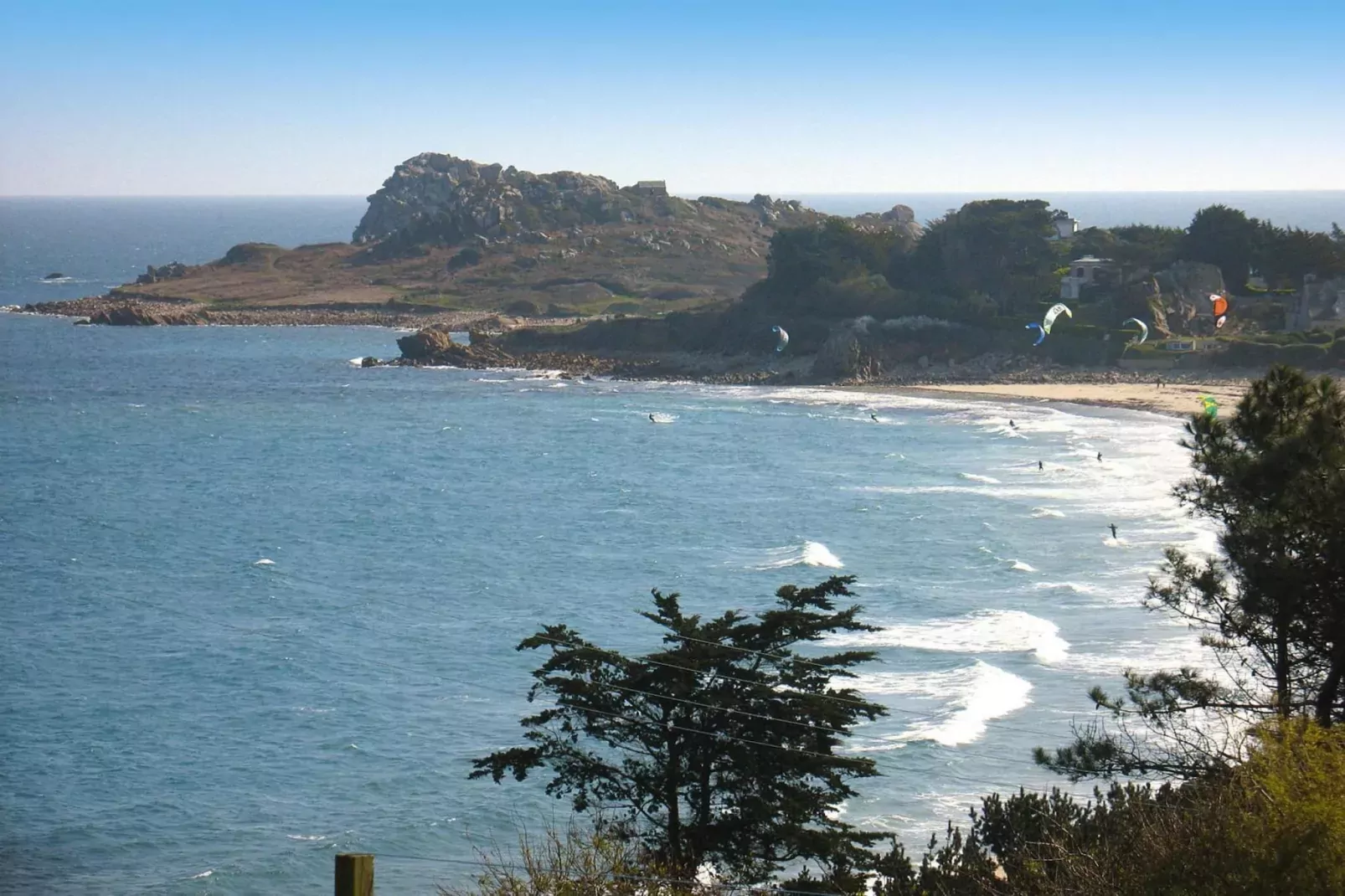 Natural stone cottage with garden and sea view on Breton estate Plougasnou-Aussicht Sommer