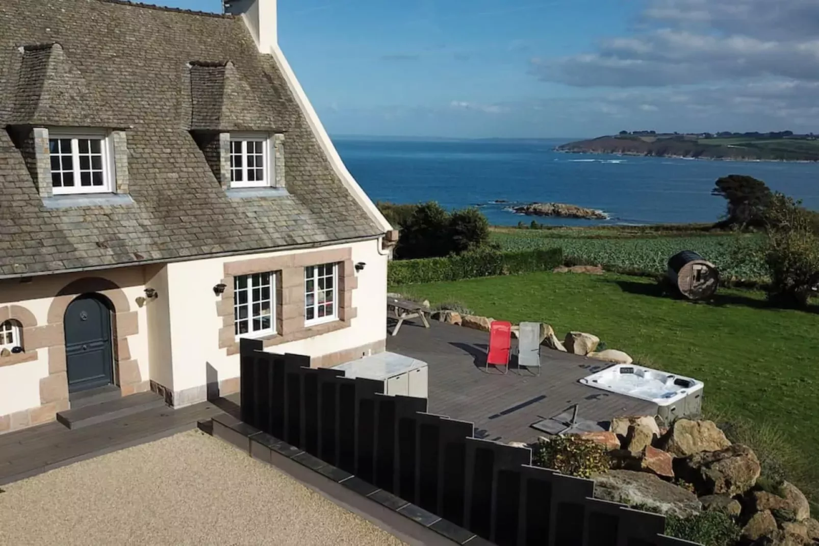 Natural stone cottage with garden and sea view on Breton estate Plougasnou-Gebiete Sommer 1 km