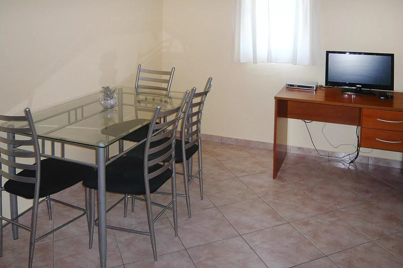 A4 - Apartments Ljilja PrivlakaA4 ca 40 qm für 1-4 Pers-Esszimmer